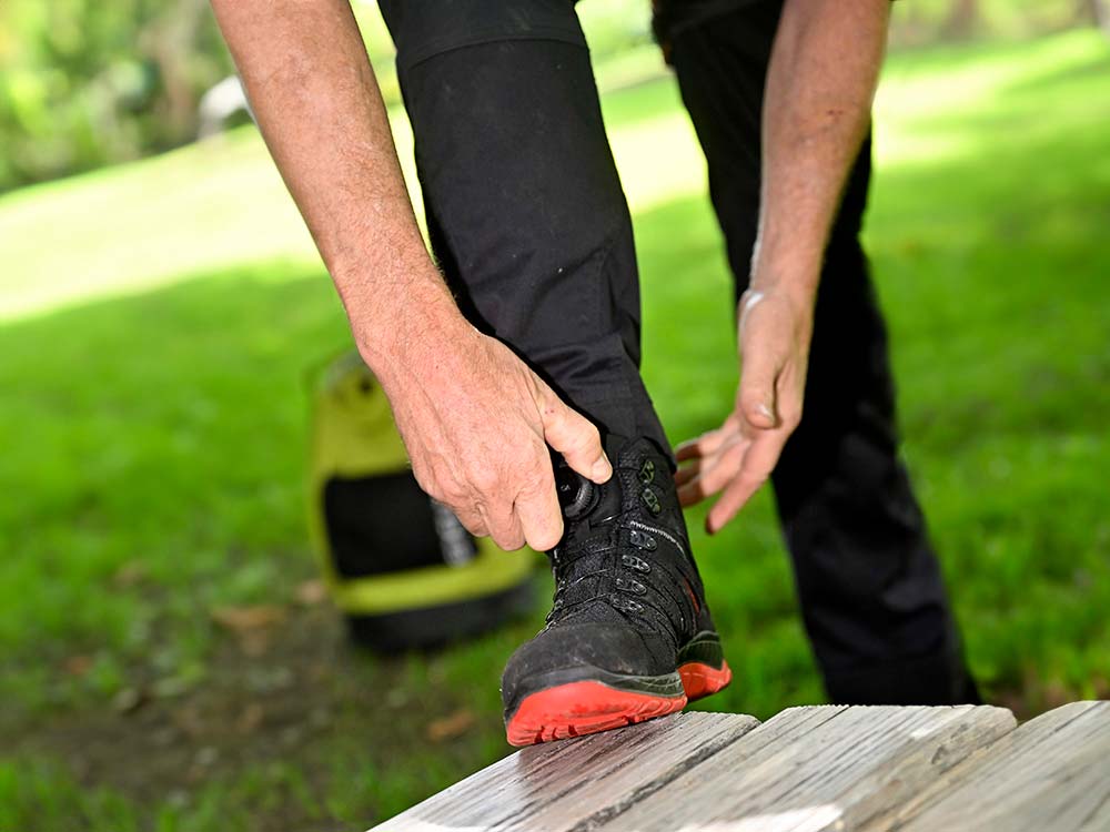 Stephan Artmann verschließt seinen Schuh Maddox