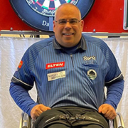 Boris Krünitz in seinem Dartstrikot mit ELTEN-Logo.