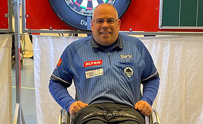 Boris Krünitz in seinem Dartstrikot mit ELTEN-Logo.