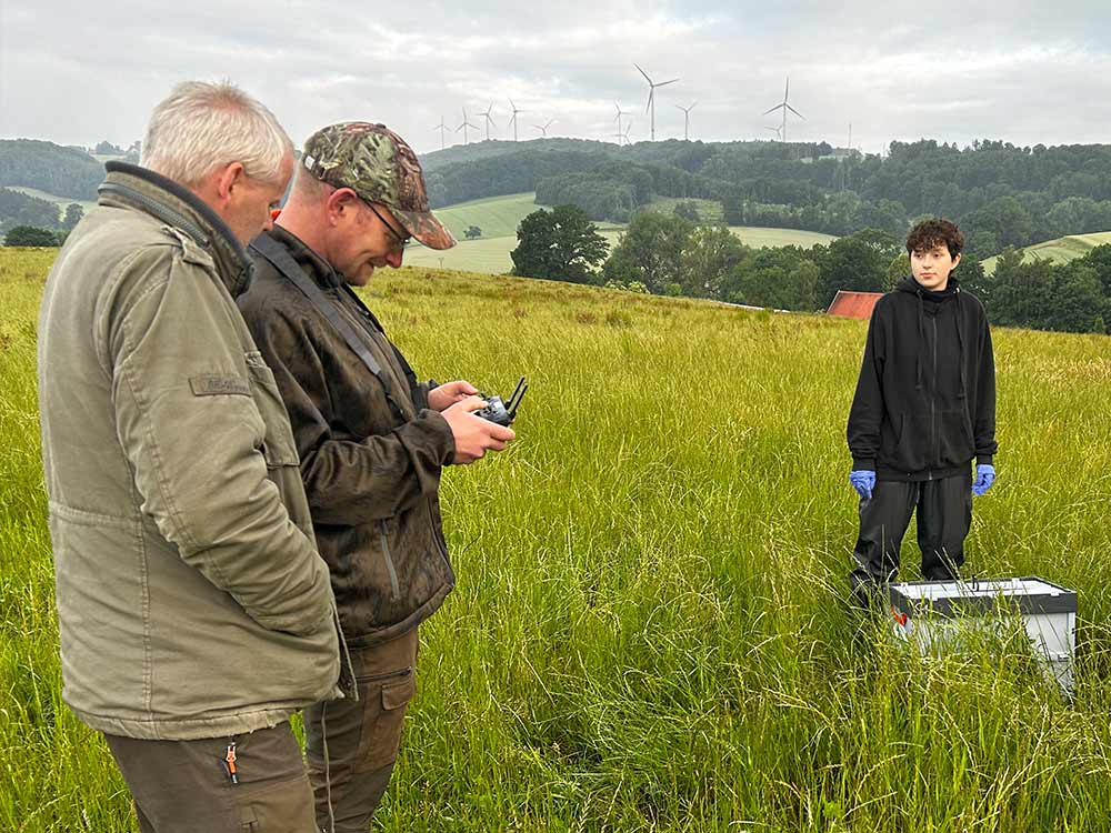 Rudolf, Florian und Chiara stehen im Feld
