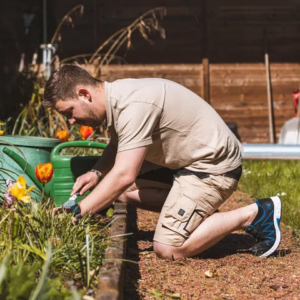 12171 jo_SPEEDY BOA® black-blue Low ESD S1PS - Junger Mann bei der Gartenarbeit mit Sicherheitsschuhen von ELTEN