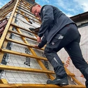 Dachdecker Christian Vogel bei der Arbeit auf dem Dach