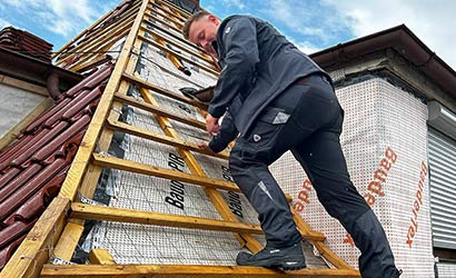 Dachdecker Christian Vogel bei der Arbeit auf dem Dach