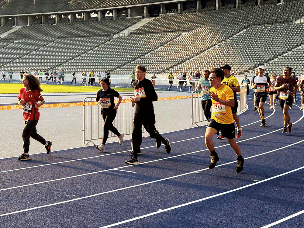 Laeufer-im-Stadion Läufer im Berliner Olympiastadion.