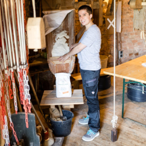 749501-MADDIE grey Low ESD S1PS 749501-MADDIE grey Low ESD S1PS-Müllerin beim Mehl mahlen