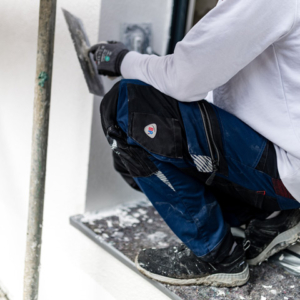 729161-MADDOX BOA® black-grey Low ESD S3S 729161-MADDOX BOA® black-grey Low ESD S3S-Nahaufnahme des Sicherheitsschuhs auf einer Fensterbank