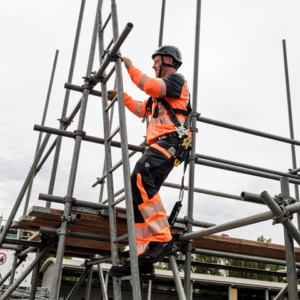 768651-TERENCE XXG PRO GTX black Mid ESD S3 HI CI 768651-TERENCE XXG PRO GTX black Mid ESD S3 HI CI-Gerüstbauer auf einem Gerüst