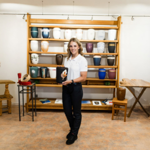 720911-LUAN black Low ESD S3S 720911-LUAN black Low ESD S3S-Bestatterin vor einem Regal mit Urnen