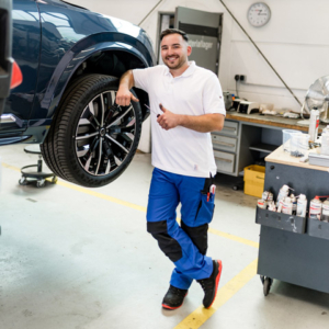 729151-MADDOX BOA® black-red Low ESD S3S 729151-MADDOX BOA® black-red Low ESD S3S-KFZ Mechatroniker in einer Werkstatt