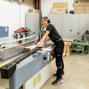 720891-BATIS BOA® black-red Low ESD S1PL 720891-BATIS BOA® black-red Low ESD S1PL- Handwerker auf der Baustelle