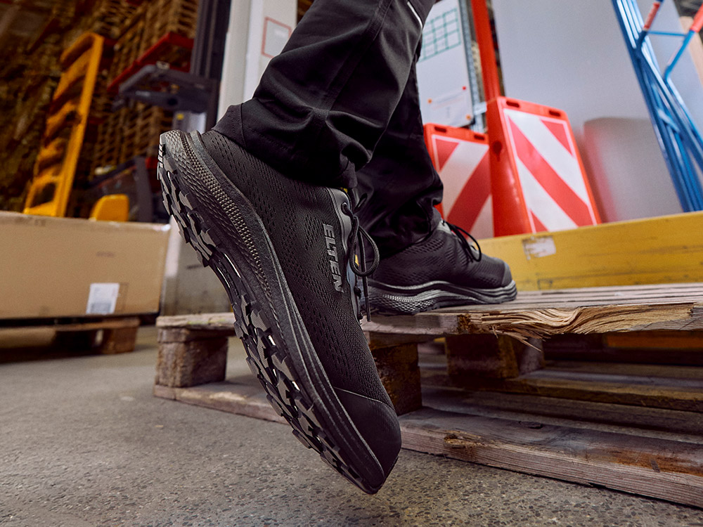 ELTEN Modell TAVIXX XXFE black Low ESD S1PS ganz in schwarz